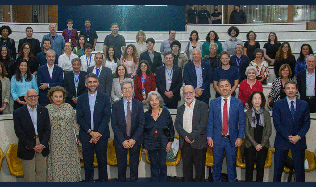 Público presente à Aula Magistral do economista norte-americano Jeffrey Sachs na PUC-Rio. (Foto: Matheus Santos)