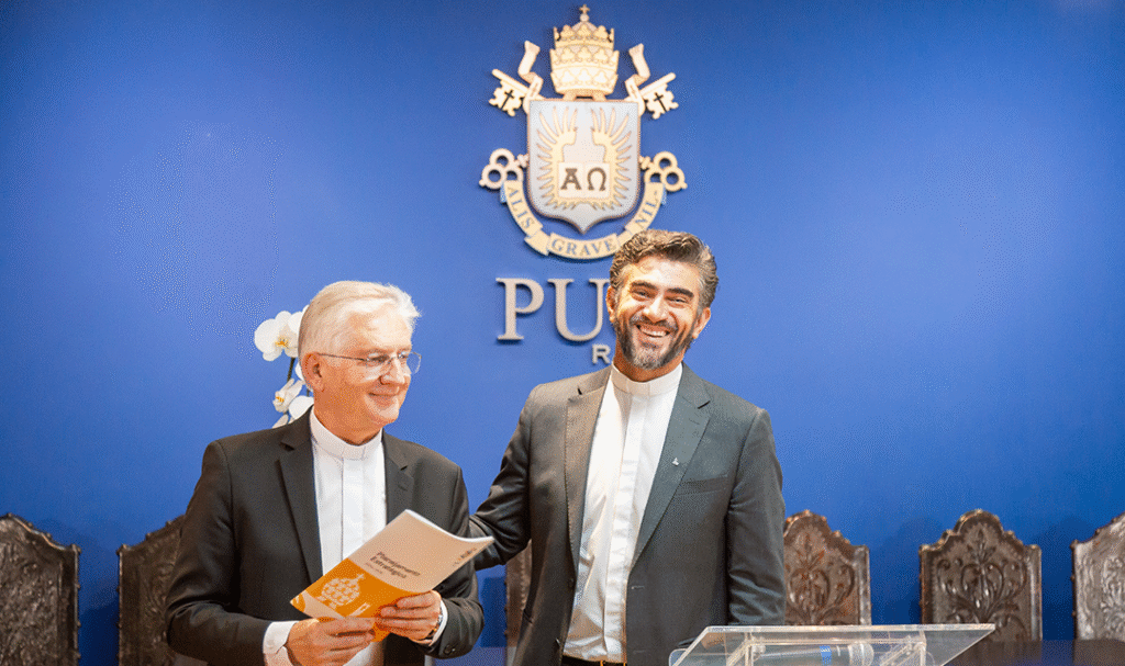 Entrega do Plano Estratégico ao Pe. Mieczyslaw Smyda. (Foto: Matheus Santos)