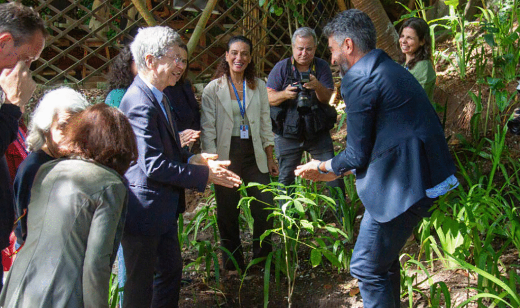 Jeffrey Sachs e Padre Anderson Antonio Pedroso, S.J., juntos, plantaram uma seringueira. (Foto: Matheus Santos)