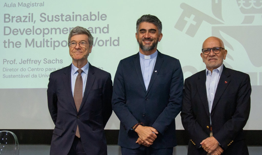 Jeffrey Sachs na esquerda, Padre Anderson Antonio Pedroso, S.J., ao centro, e José Alfredo Graça Lima na direita. (Foto: Matheus Santos)