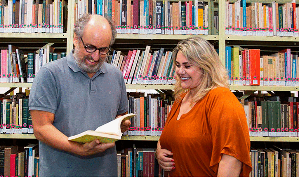Luiz Camillo Osorio e Ana Ribeiro: alcance do acervo ultrapassa a comunidade acadêmica (Foto: Ana Beatriz Magalhães / Comunicar).