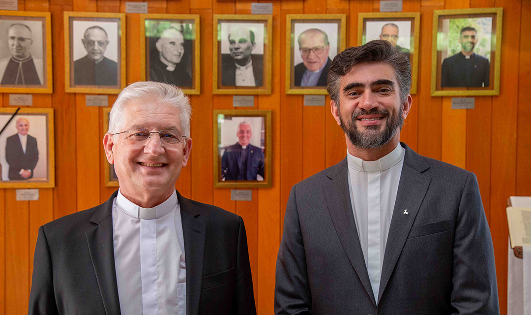 Provincial dos Jesuítas no Brasil recebe plano estratégico da PUC-Rio