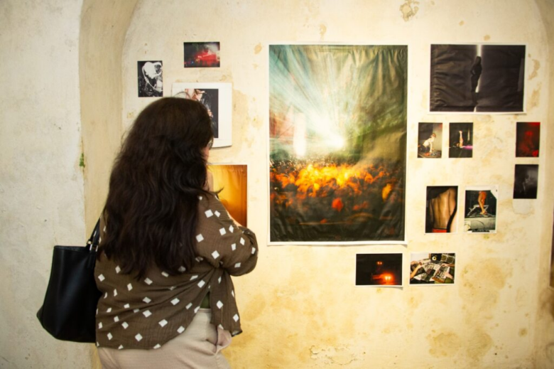 Imagem: Claudia Pereira na exposição no Solar No raiar da noite. Créditos: Ana Beatriz Magalhães